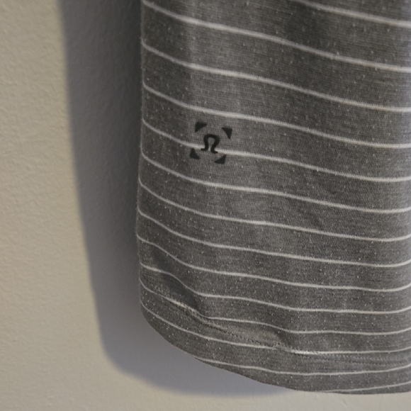 Lululemon‎ Gray Striped Men's Polo Shirt Size Large - Picture 4 of 4